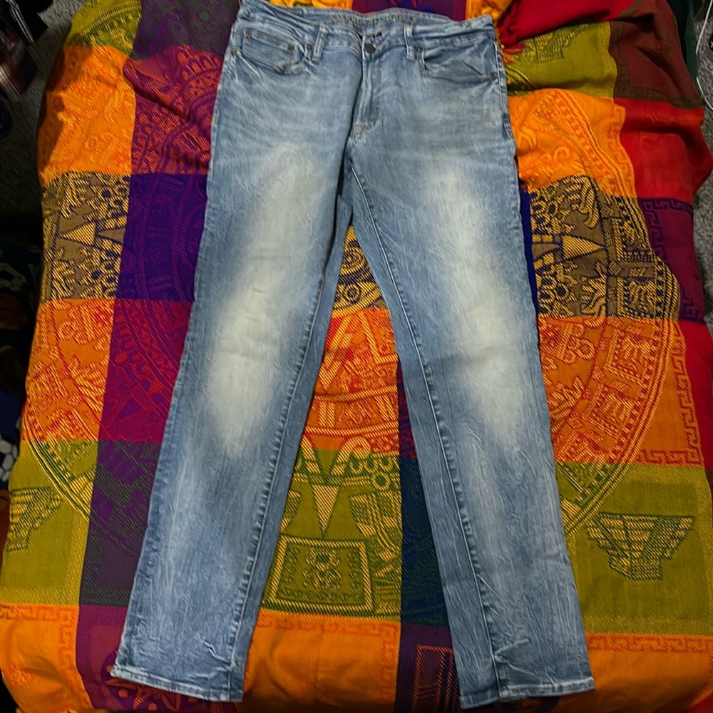 American eagle light washed jeans. Extreme flex. Size 33x32. Slim fitting.